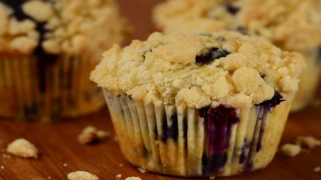 Демонстрация рецепта маффинов с черничной крошкой - Joyofbaking.com