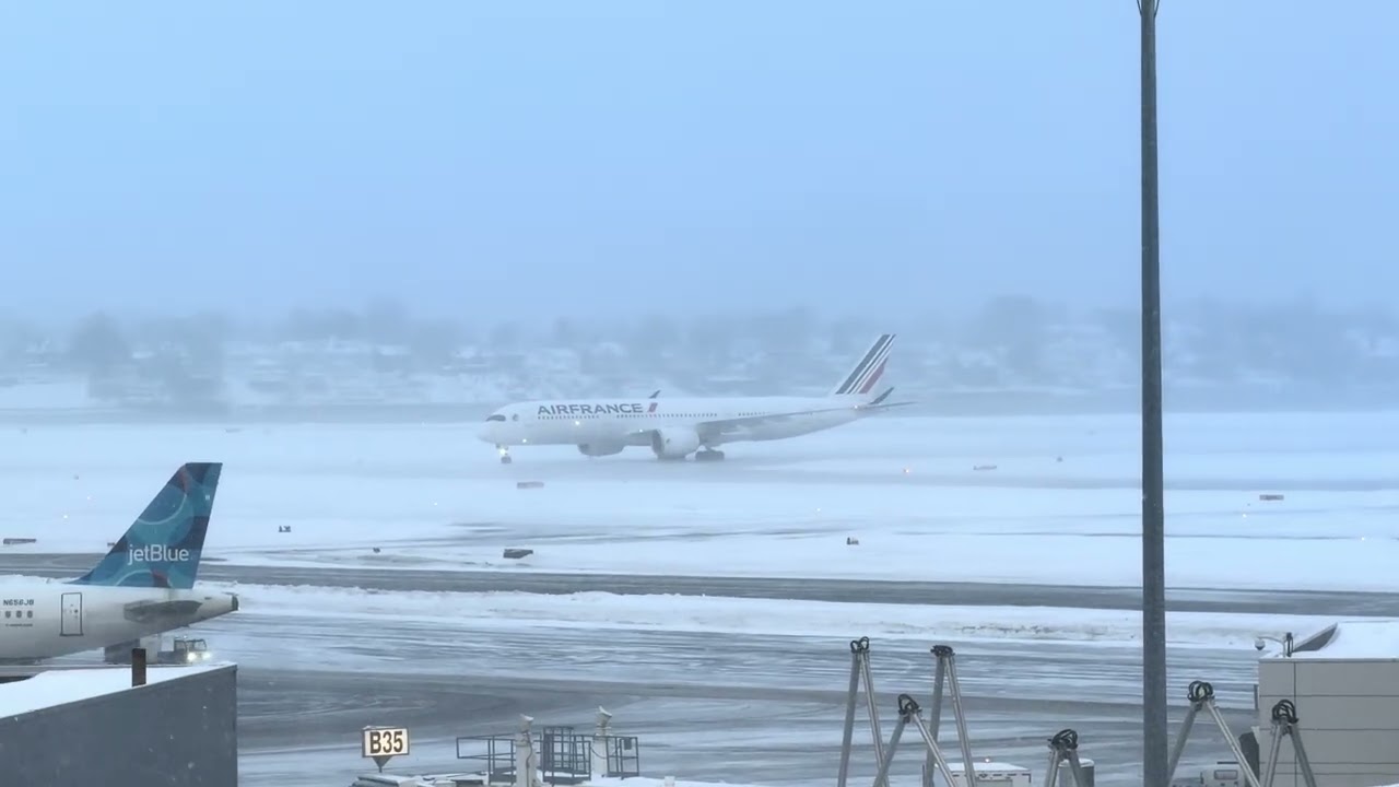 Air France A350 landing in the snow 33L KBOS