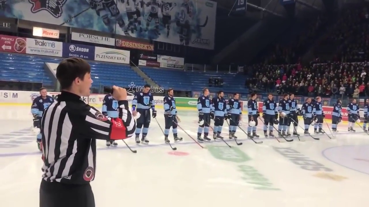 Rozhodčí zazpíval státní hymnu místo zpěvačky a sklidil potlesk fanoušků!