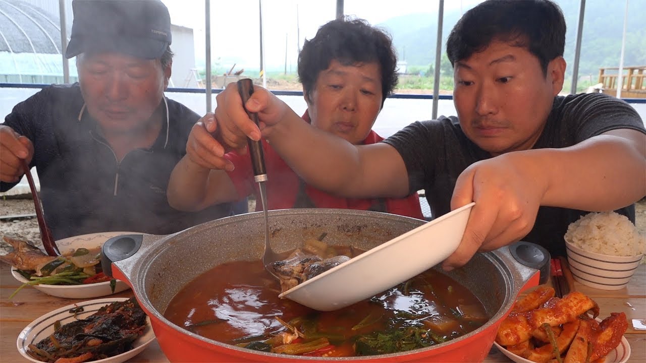 비오는날 비닐하우스에서 [[붕어매운탕(Spicy carp stew)]] 요리&먹방!! - Mukbang eating show
