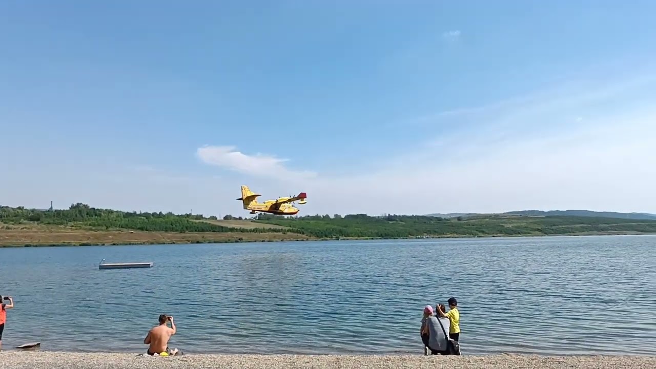 Jezero Milada - Canadair nabírá vodu k hašení požáru v Hřensku 2022