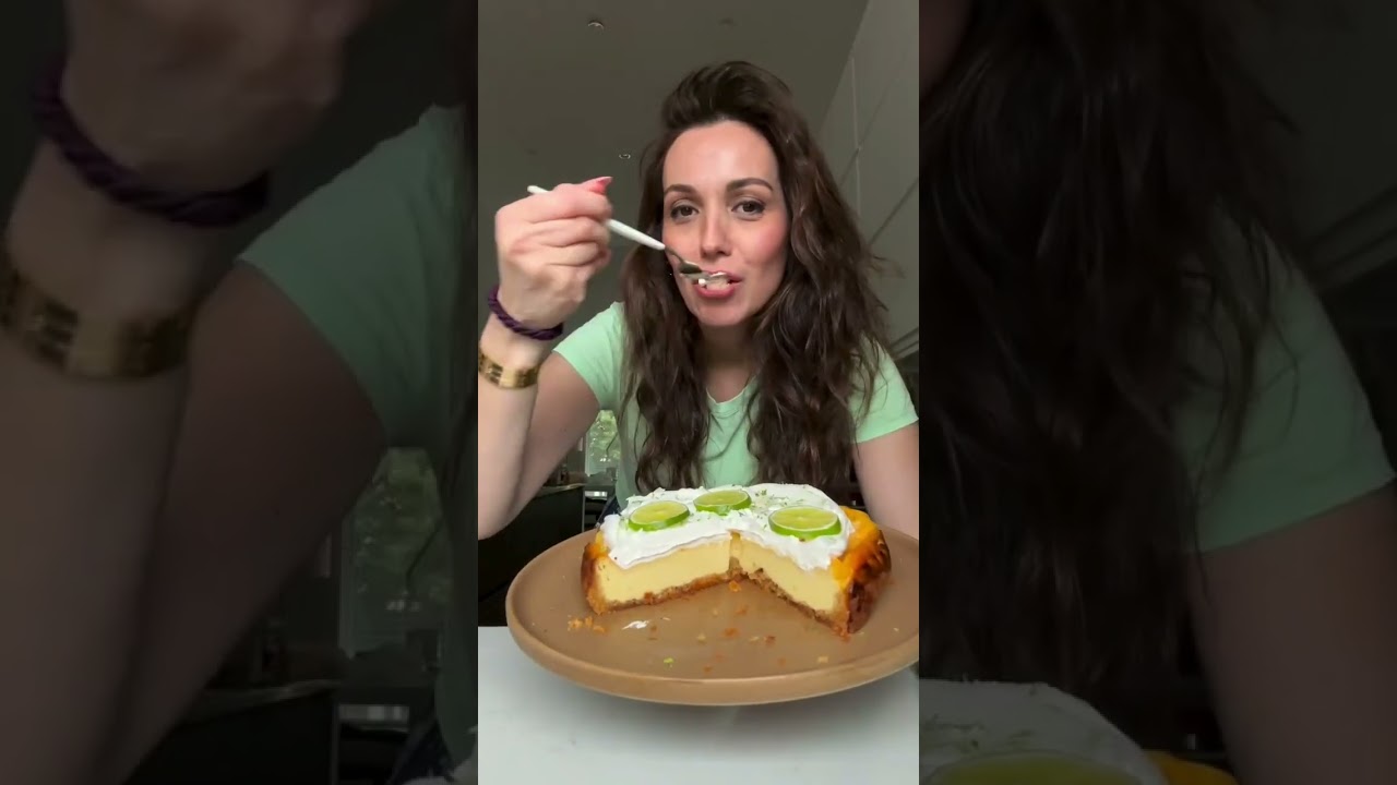 HEALTHY KEY LIME CHEESECAKE 🍋‍🟩🍰 with ALMOND FLOUR CRUST 🍰🍋‍🟩 Cred: @hungry.happens on IG