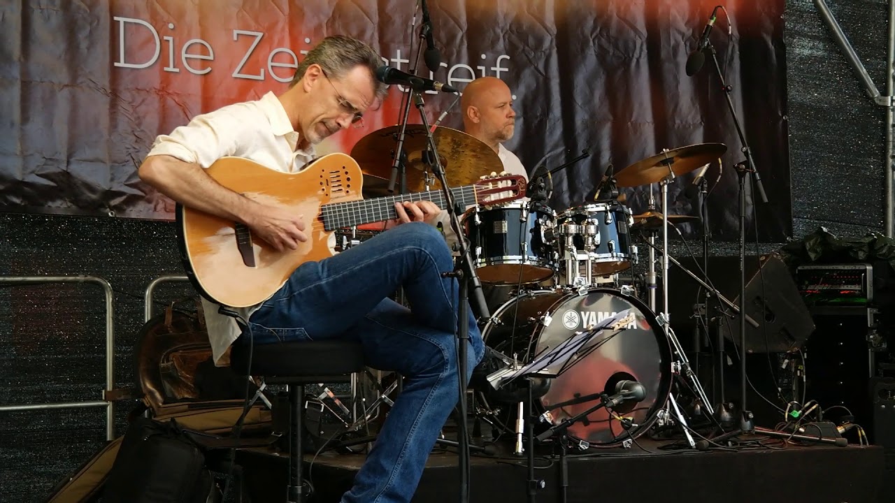 Roland Cabezas Trio plays Chan Chan - Hamburg Hafen City