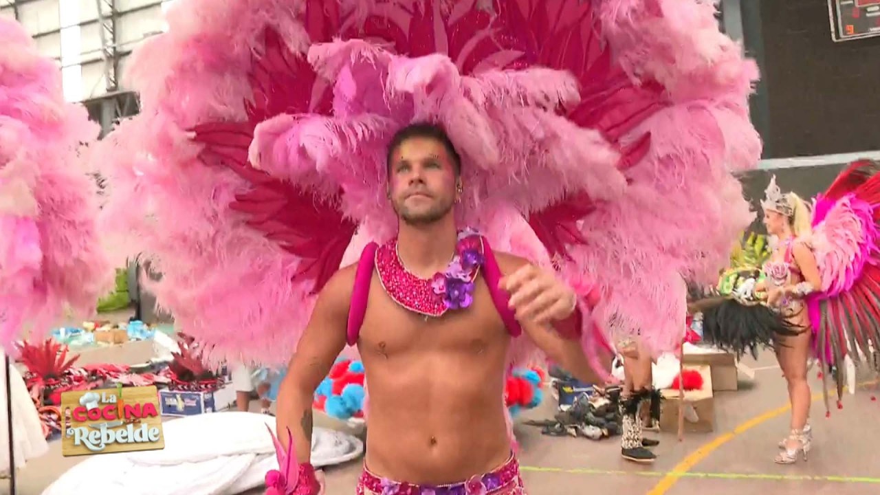 ¡LLENO DE PLUMAS! Locho Loccisano se animó a lookearse y bailar junto a la comparsa del carnaval
