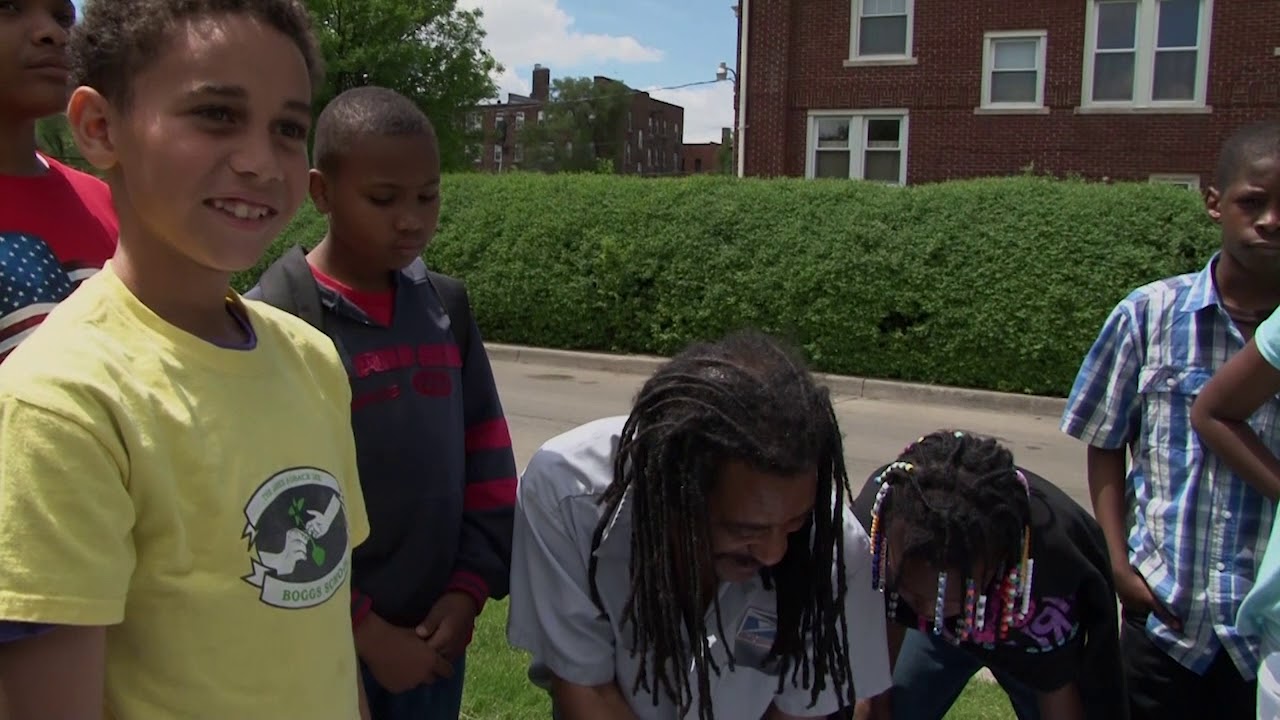 Wendell Takes Students on a Walking Tour