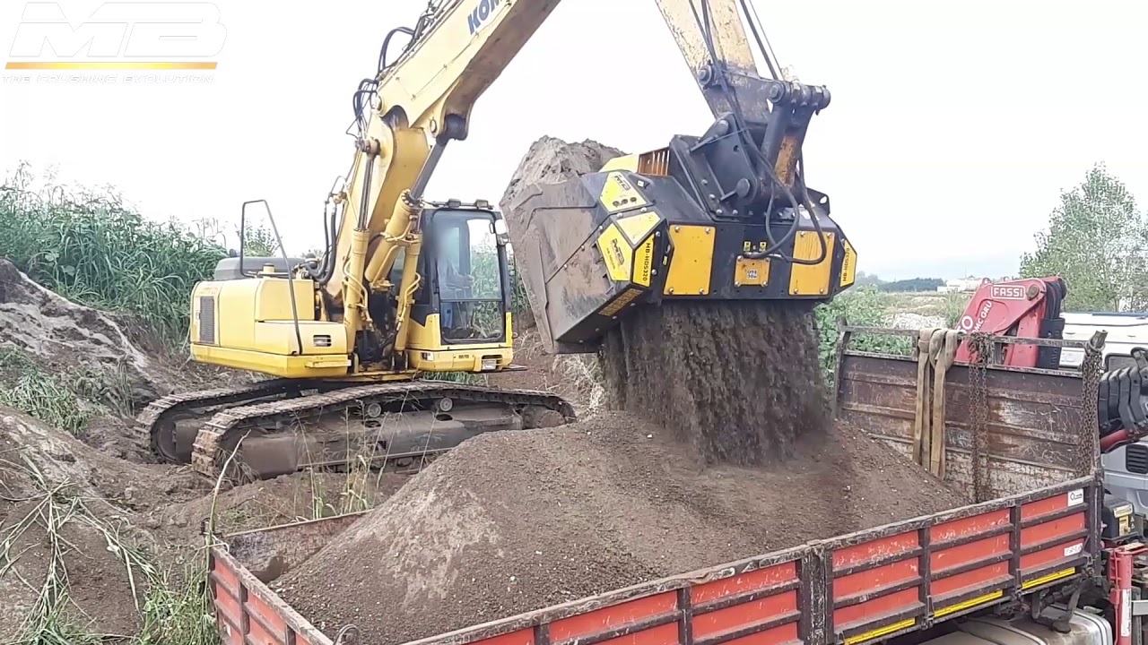 Una benna selezionatrice MB Crusher al lavoro per la costruzione di una cittadella dello sport.