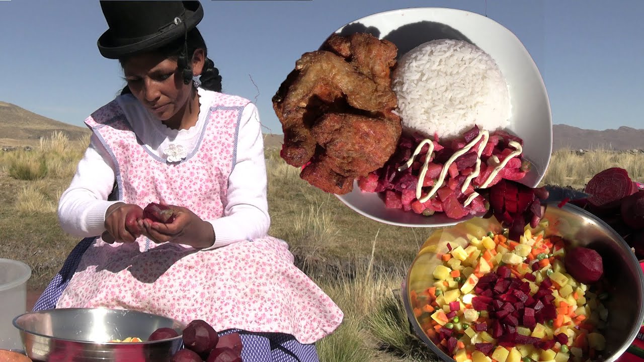ENSALADA RUSA PERUANA CON SU POLLO FRITO COCINANDO AL AIRE LIBRE EN EL CAMPO - CHOLITA JULIA