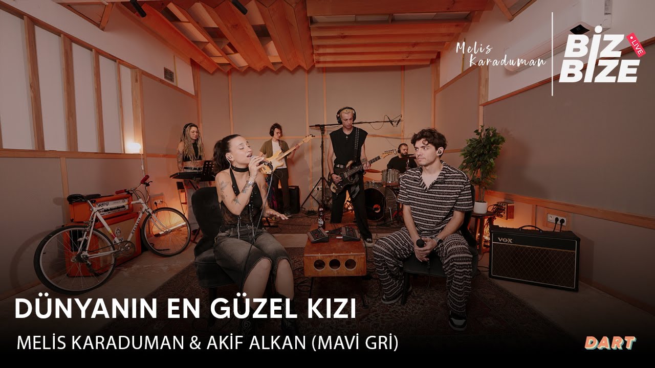 Melis Karaduman & Akif Alkan(Mavi Gri) - Dünyanın En Güzel Kızı | Biz Bize Live Session @mavigri