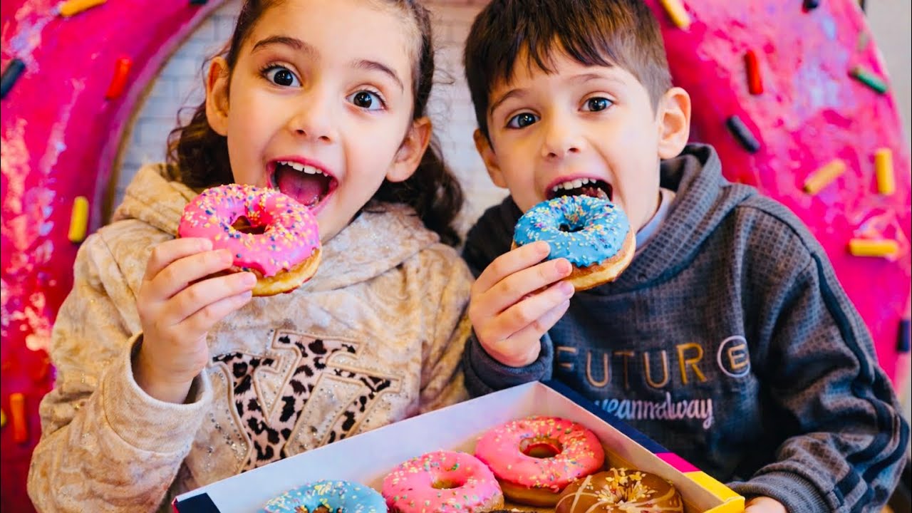 تحدي ألوان الدونت بين ندى ولؤي ! 🍩💙💗