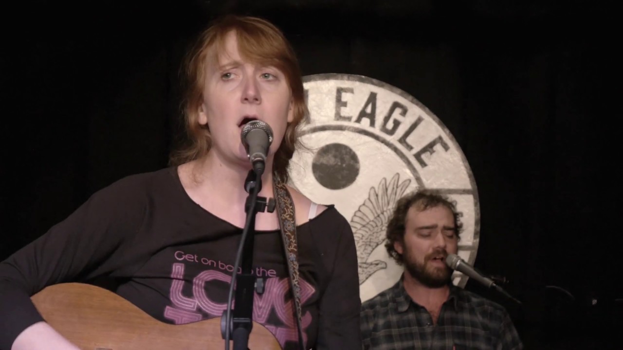 The Grey Eagle Sessions: Amanda Anne Platt & The Honeycutters &mdash; Christmas On A Greyhound Bus