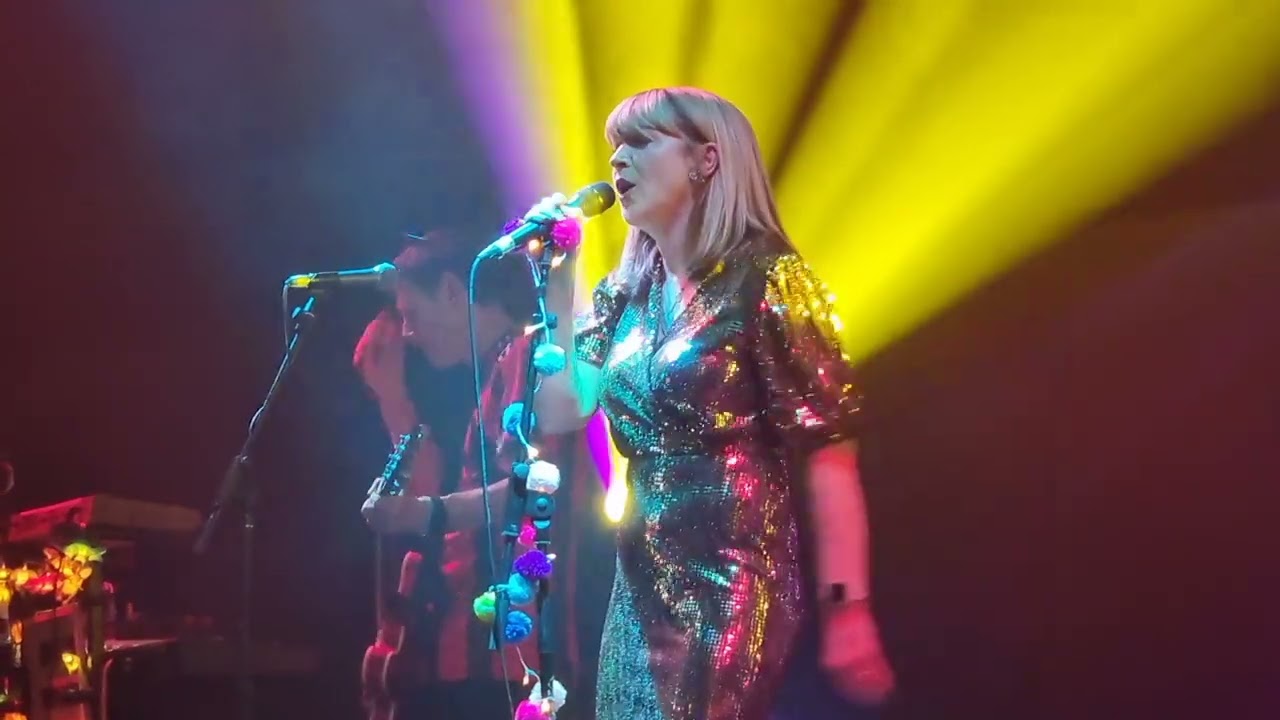 Melys - Chinese Whispers (live at Neuadd Ogwen, Bethesda)
