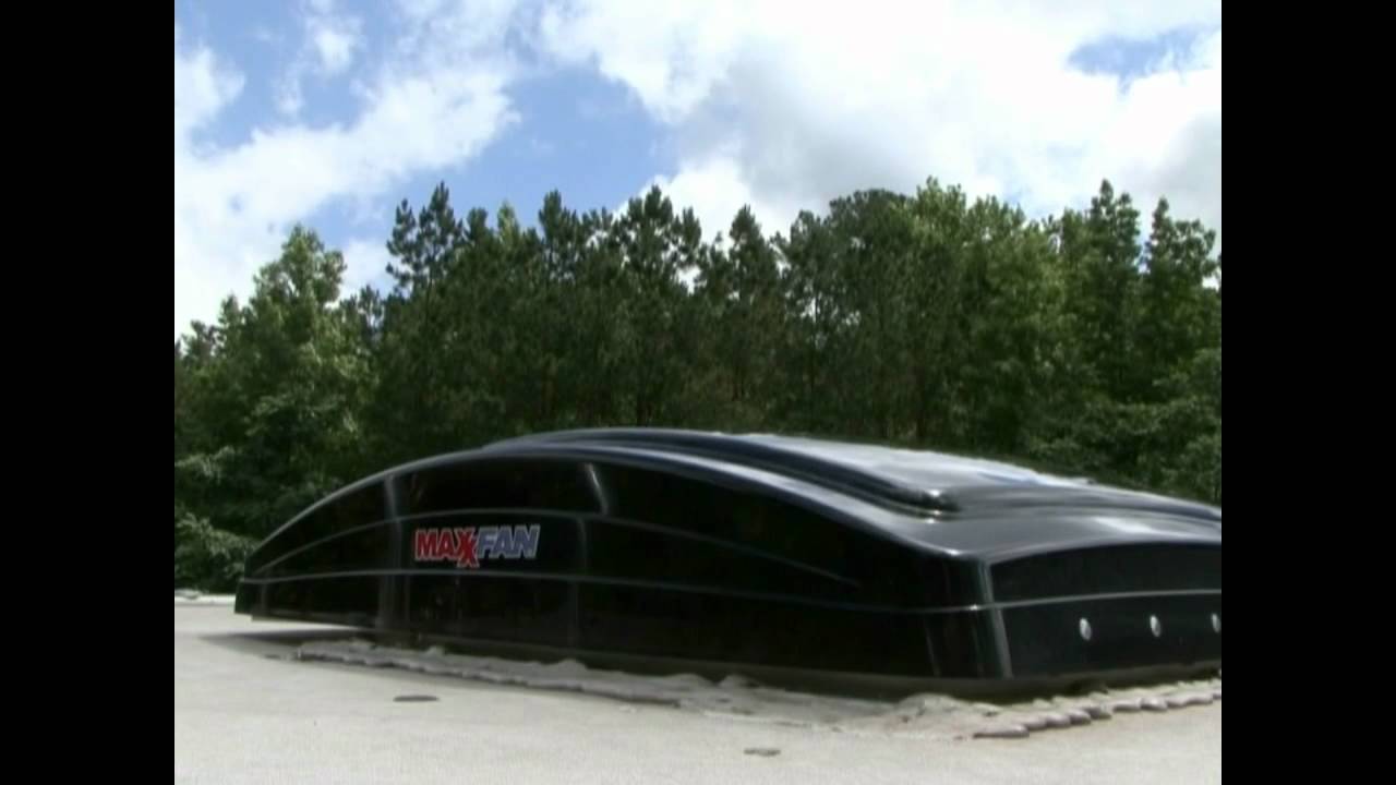 Maxx Fan Deluxe RV Ventilation Fan - with remote control