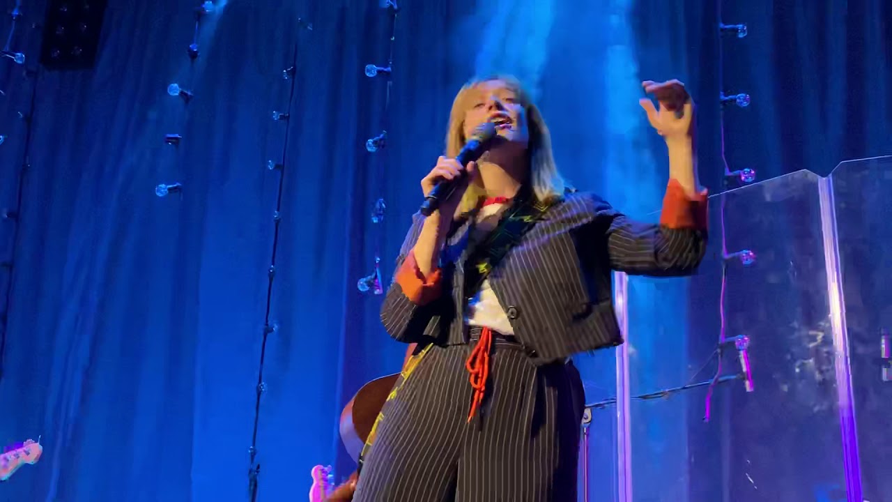 Orla Gartland - Why am I like this? - live at Madrid (Human tour)