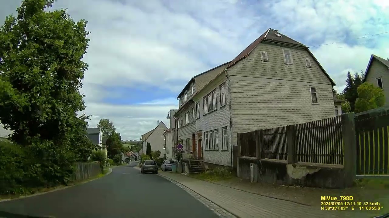 D: Stadt Großbreitenbach. Ilm-Kreis. Rundfahrt durch die Stadtmitte. Juli 2024