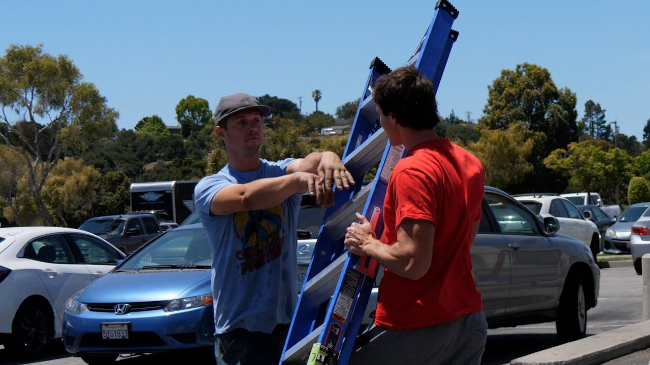 Злой парень пытается со мной драться!