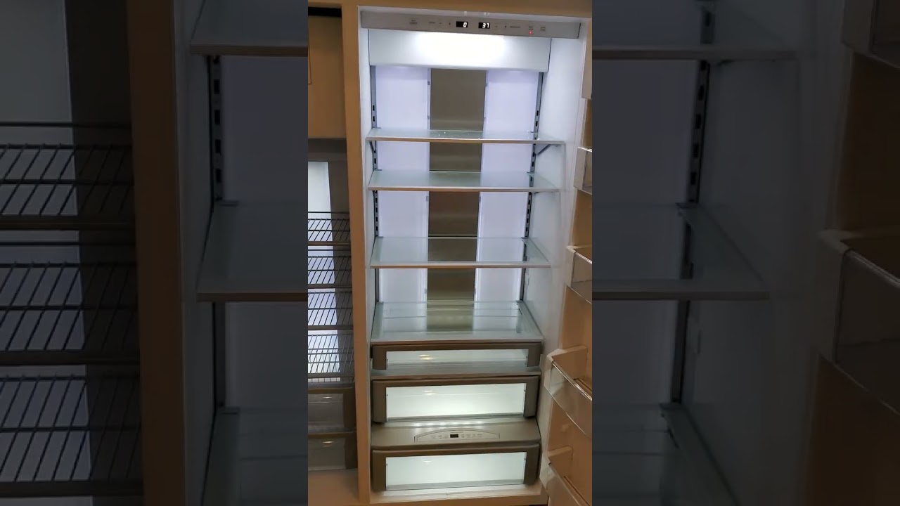 Холодильник с монограммной панелью