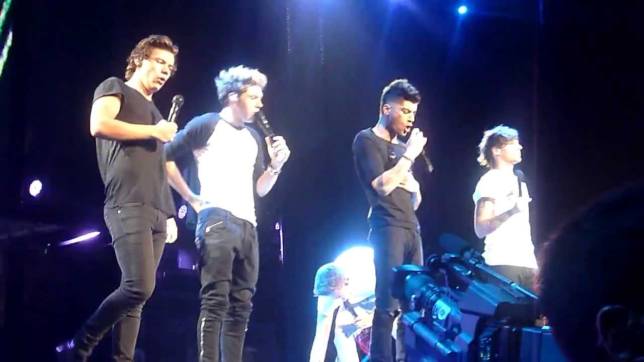 One Direction - She's Not Afraid (Sydney Oct 5th)