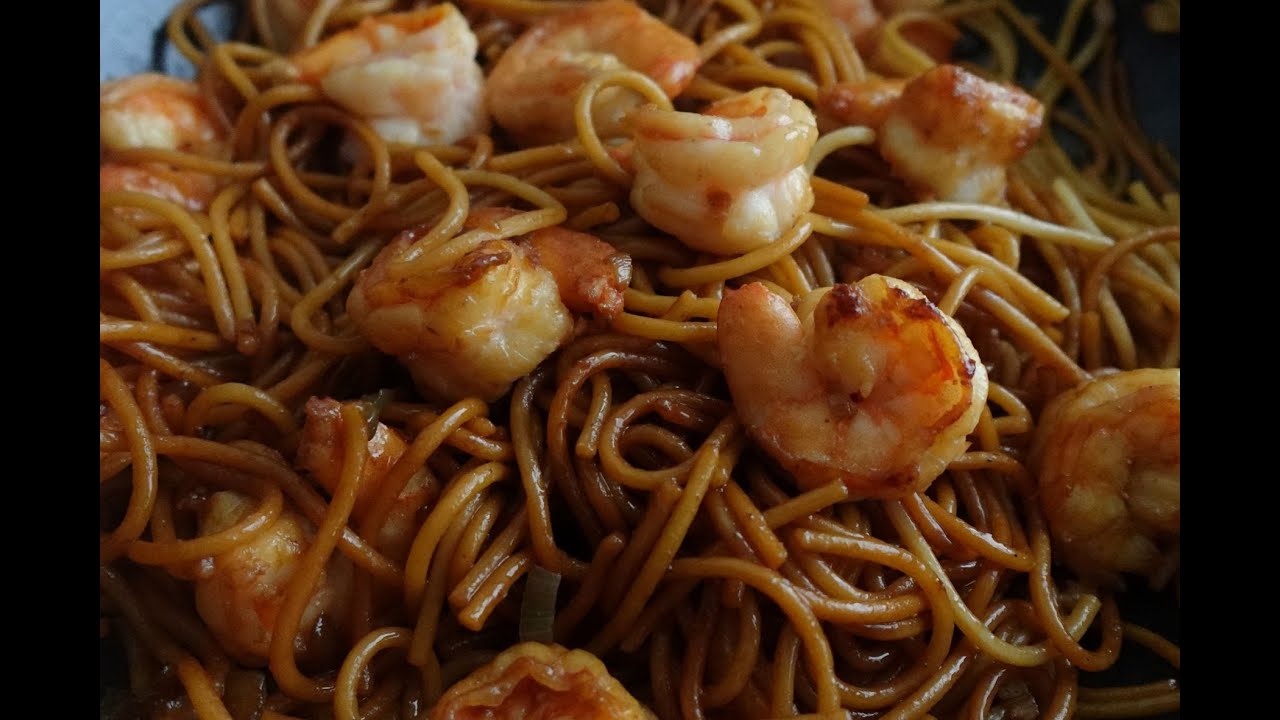Surinaamse bami met garnalen