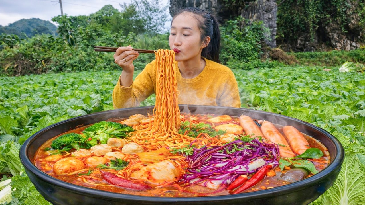 Harvesting Chinese cabbage and cauliflower, making kimchi to eat with noodles and sell at the market