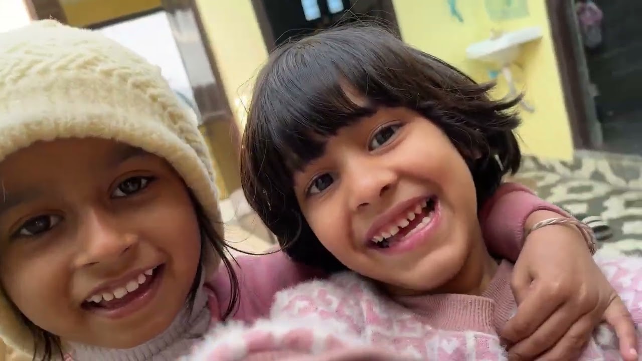 बचपन का मतलब ही है बिना बात की मस्ती और ढेर सारी शरारत। 😂