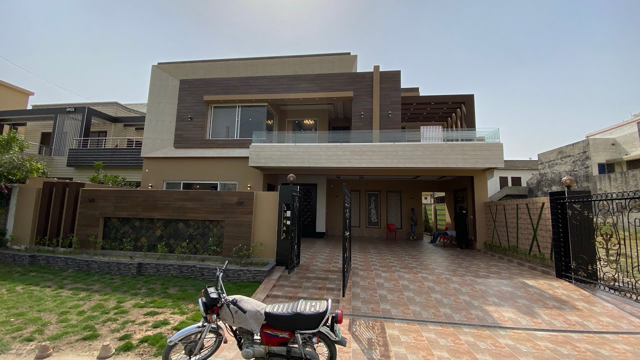 1 Kanal Facing Park Luxury House in Wapda Town Lahore | 1 Kanal House in Lahore