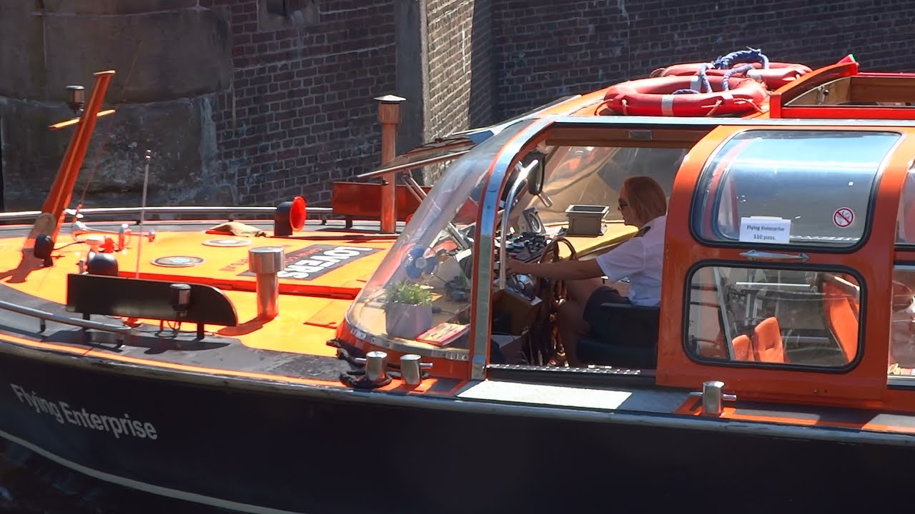 Stuurvrouwskunst van schipper rondvaartboot - grachten van Amsterdam