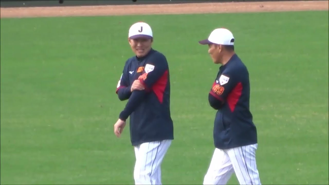 栗山英樹前監督から侍ジャパン（トップチーム）の監督を引き継いだ井端弘和新監督と村田善則バッテリーコーチ