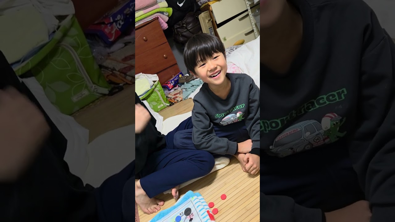 (2498일) 저녁을 먹고 어른들은 화투를 치시고 나는 아이들과 윷놀이를 했다^^ 아이들은 처음하는데도 습득력이 좋아 금방 따라온다ㅋ 오랜만이라 내가 헷갈릴뿐^^;;