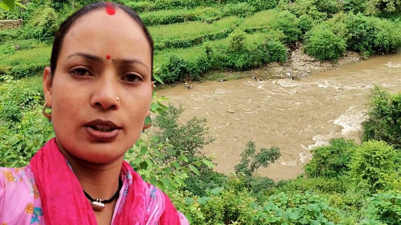 चारौ तरफ डर का माहौल बन चुका है। बच्चों को स्कूल भी नहीं भेज पा रहे हैं ll  Pahadi Lifestyle Vlog ll