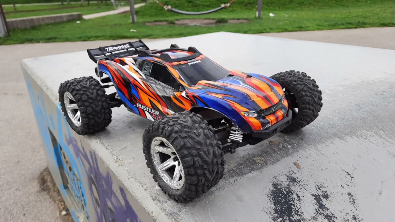 Traxxas Rustler 4x4 VXL im Skaterpark
