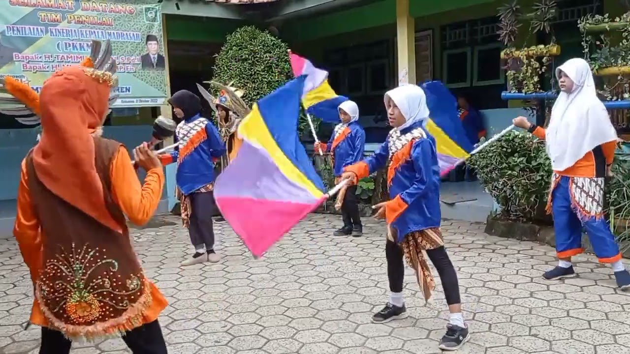 Kesenian Tek Tek Madrasah Ibtidaiyah Adikarso Kebumen memukau
