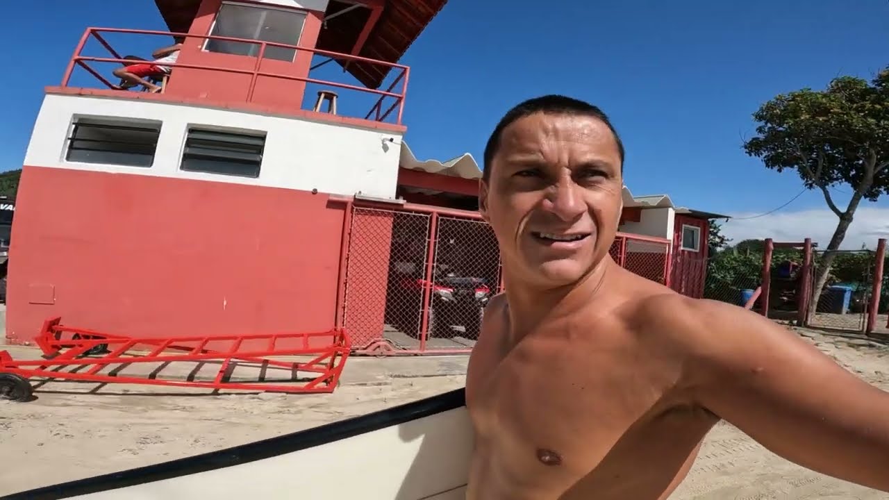 Dia do 1ºtrabalho ALTAS ONDA no píer de pedra na Riviera de São Lourenço. Surf Pov