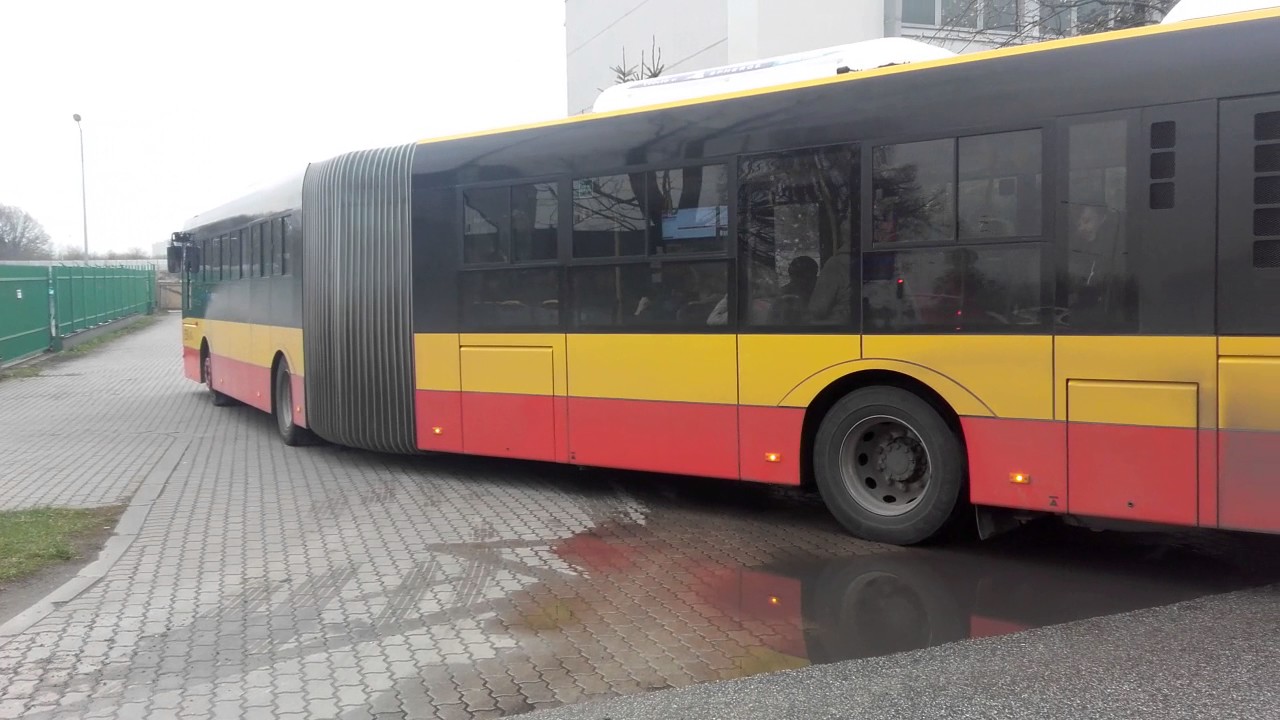 Przegubowy autobus 187 zawraca na ul. Ryżowej - da się? Da się! Co by się miało nie dać :)