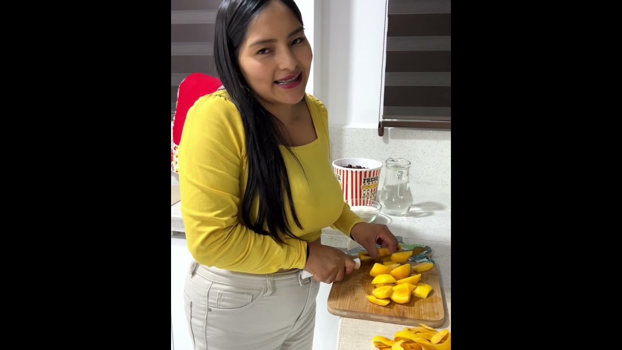 PREPARANDO UN DELICIOSO JHUCHO ( DULCE DE CAPULÍ )