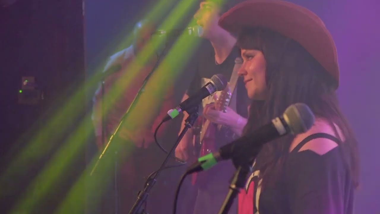 Vona Vella perform 'Carnival' and 'Bear Trap'