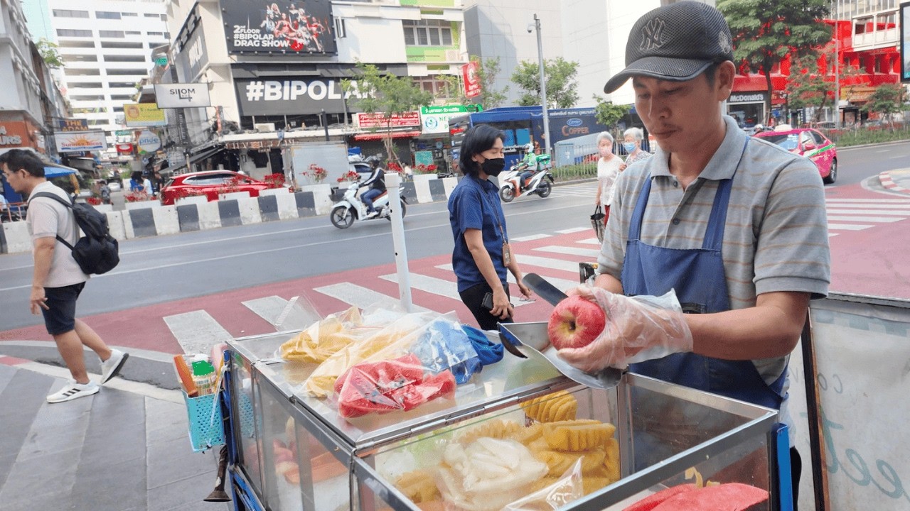 Crazy skills! Amazing Bangkok Fruit Cutting Master! Thai Street Food