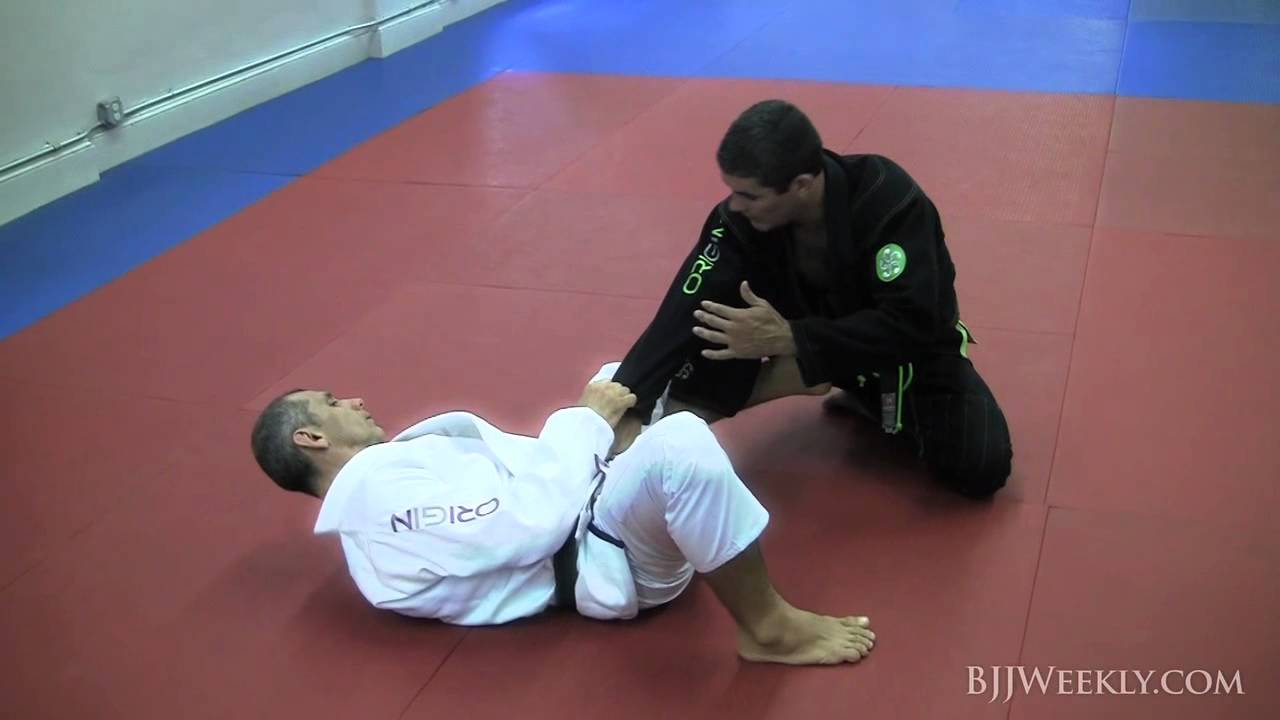 Ricardo De La Riva - DLR Sweep V 2.0 - BJJ Weekly #074
