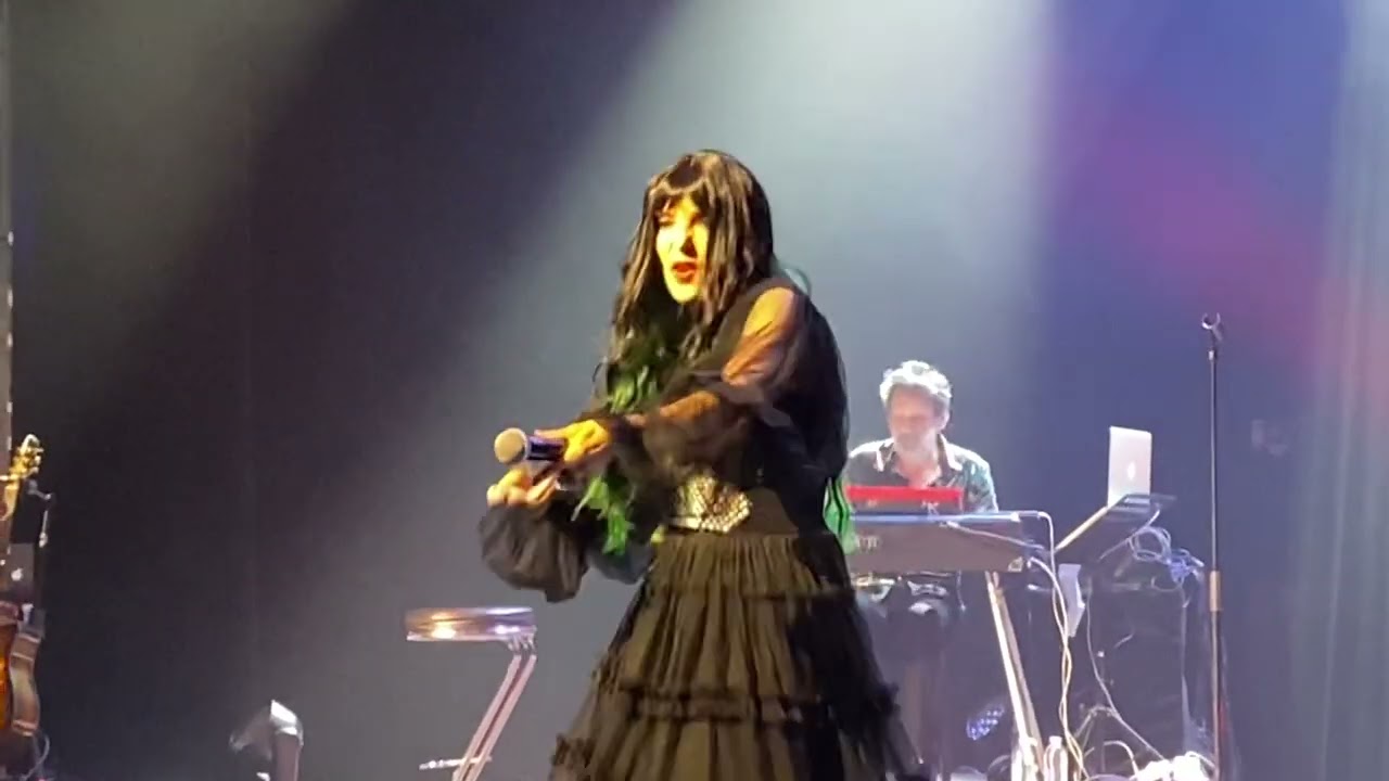 Jeanne Mas Folies Bergère J’Accuse