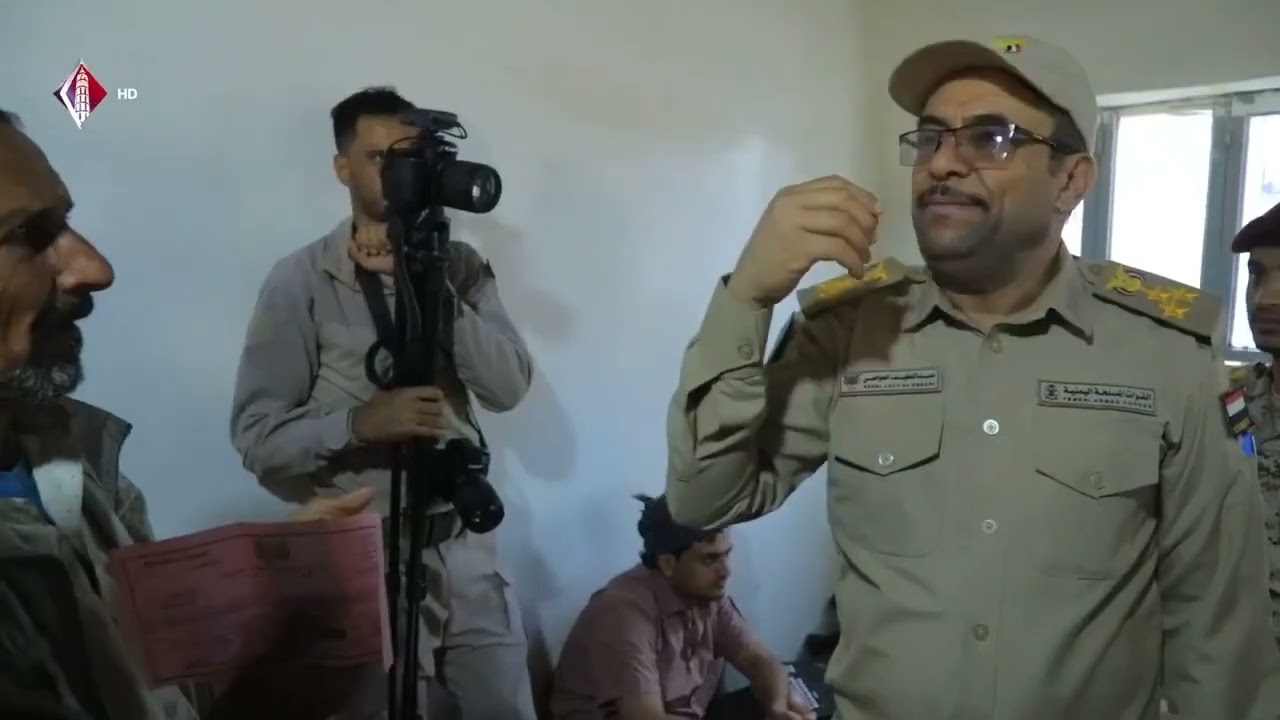 العميد عبداللطيف العواضي يشرف على عملية صرف خمس مكرمات سعودية للجيش والأمن في مارب.
