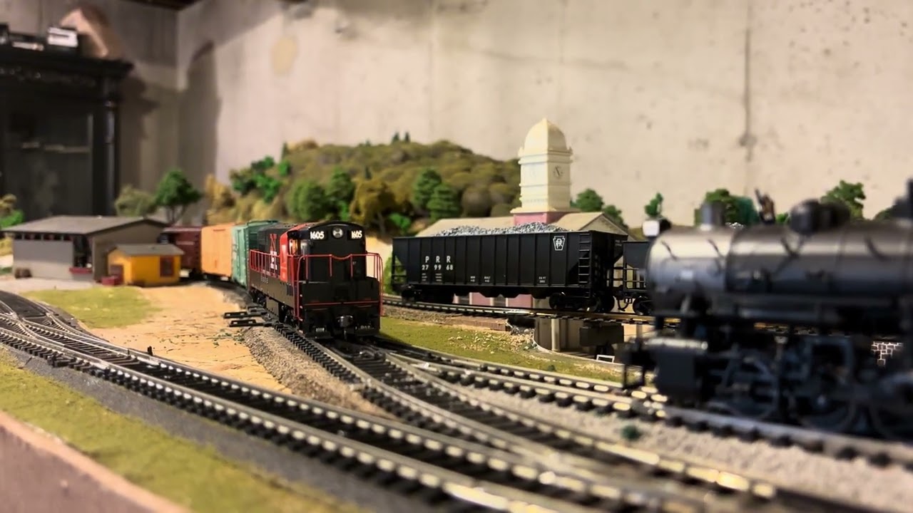 HO scale New Haven Railroad, serving local businesses 