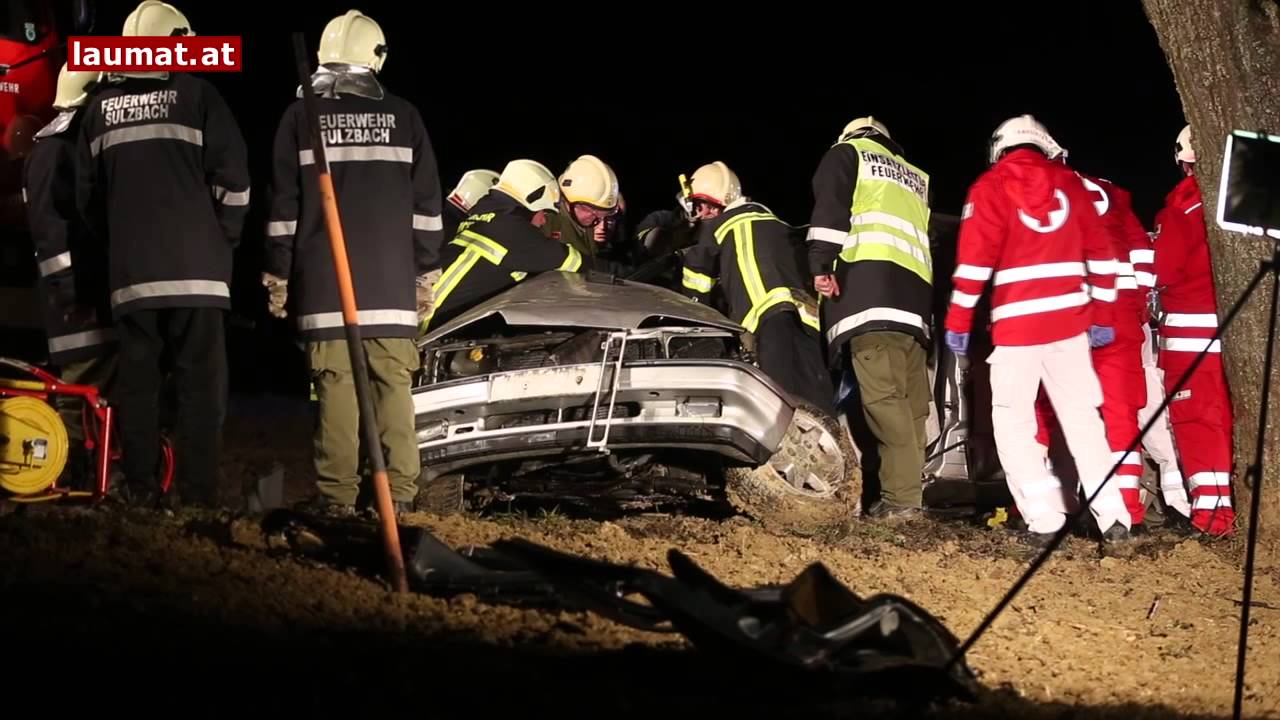 Lenker bei Verkehrsunfall in Pichl bei Wels schwer im Fahrzeug eingeklemmt