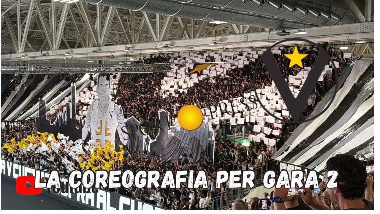 La coreografia dei tifosi della Virtus per gara 2