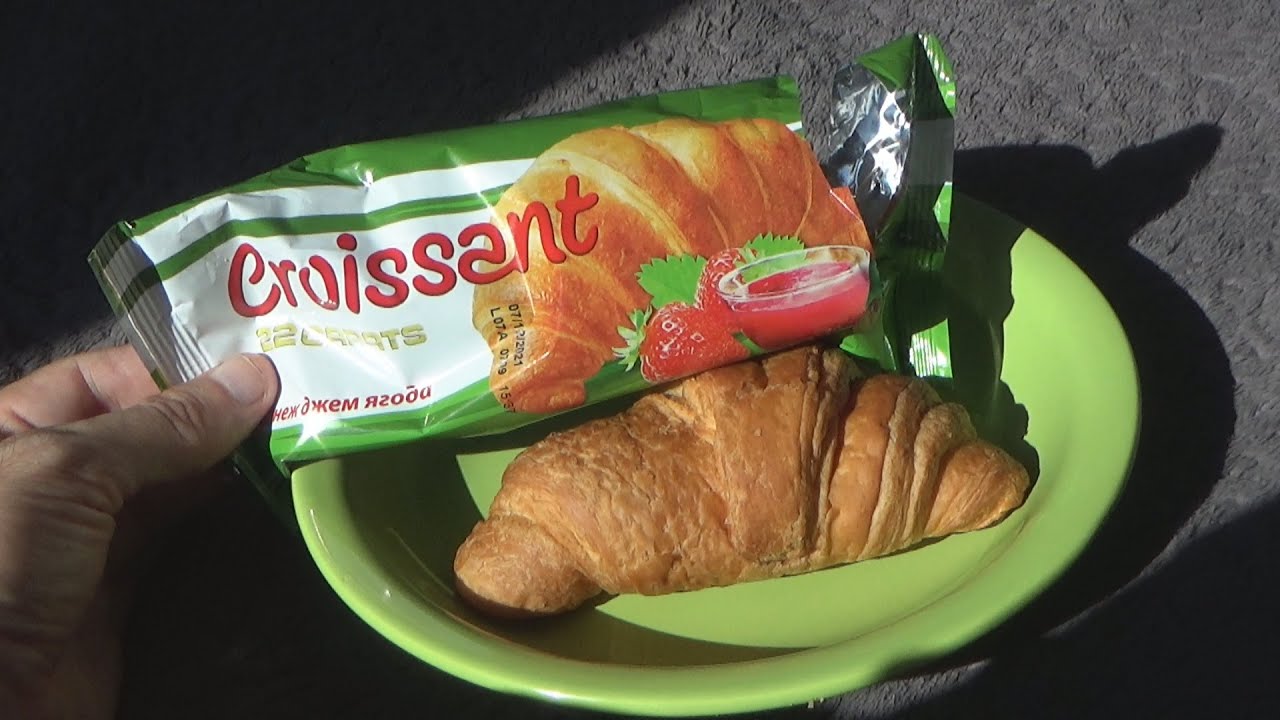 22 Carats Croissant with Strawberry Jam Filling 50 g Unboxing and Test