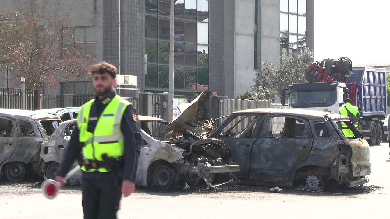 San Giuliano Milanese, auto carbonizzate dopo tentata rapina con una ruspa: 