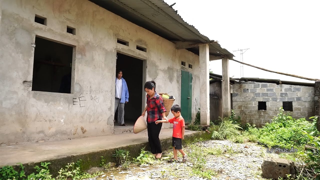HOMELESS SINGLE MOTHER Evicted by Owner of Vacant House | Ly Phuc Kieu
