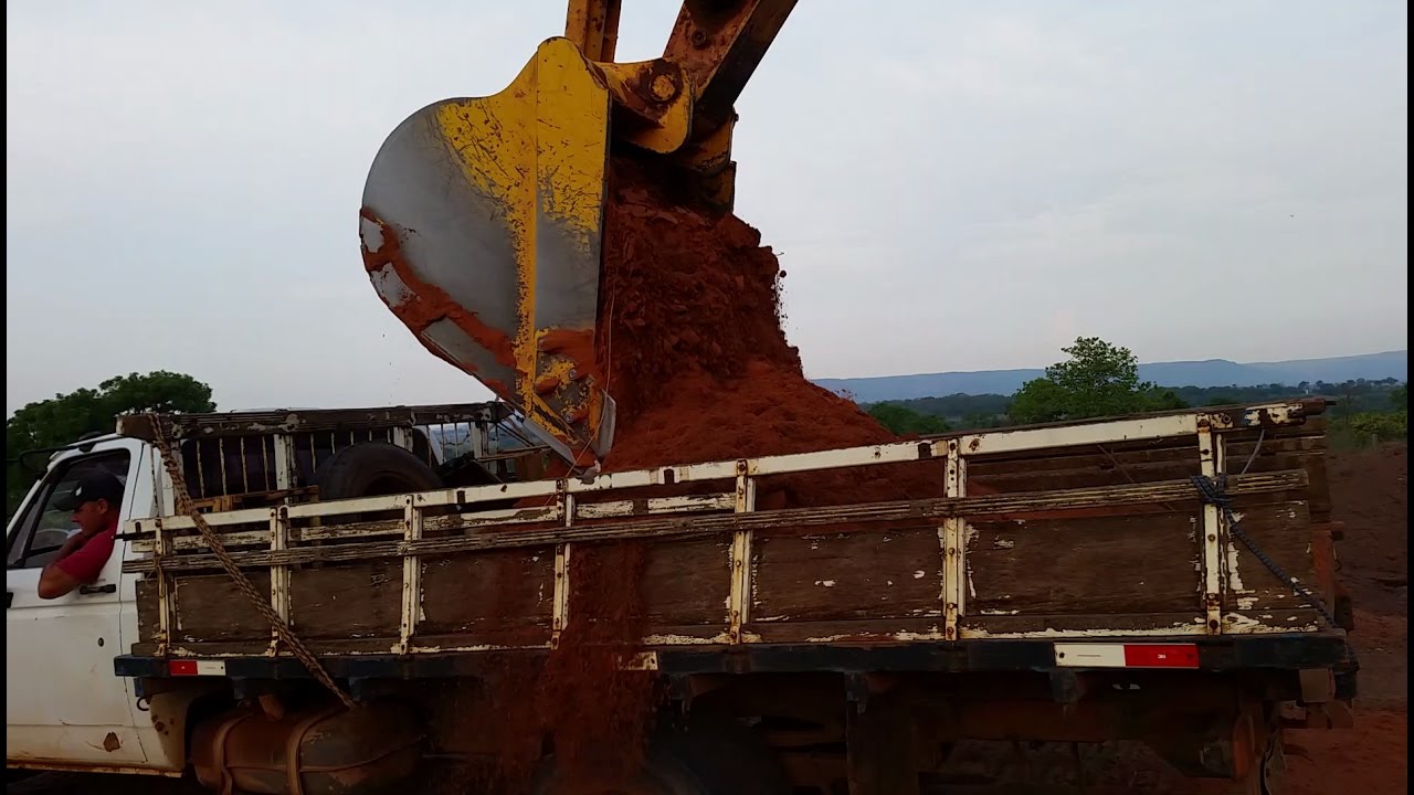 Escavadeira Komatsu PC200 Carregando Caminhão Chevrolet D40