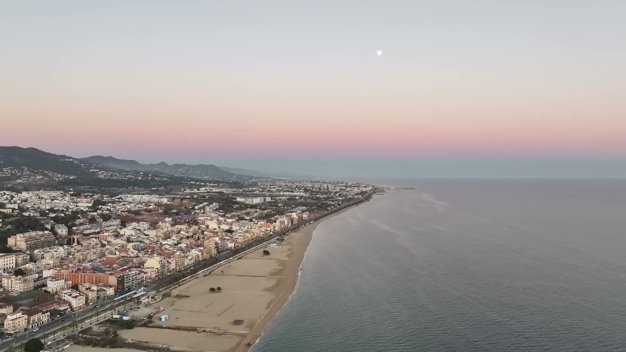 Spanien 2023 - Flug &uuml;ber Hafen El Masnou - 4k UHD