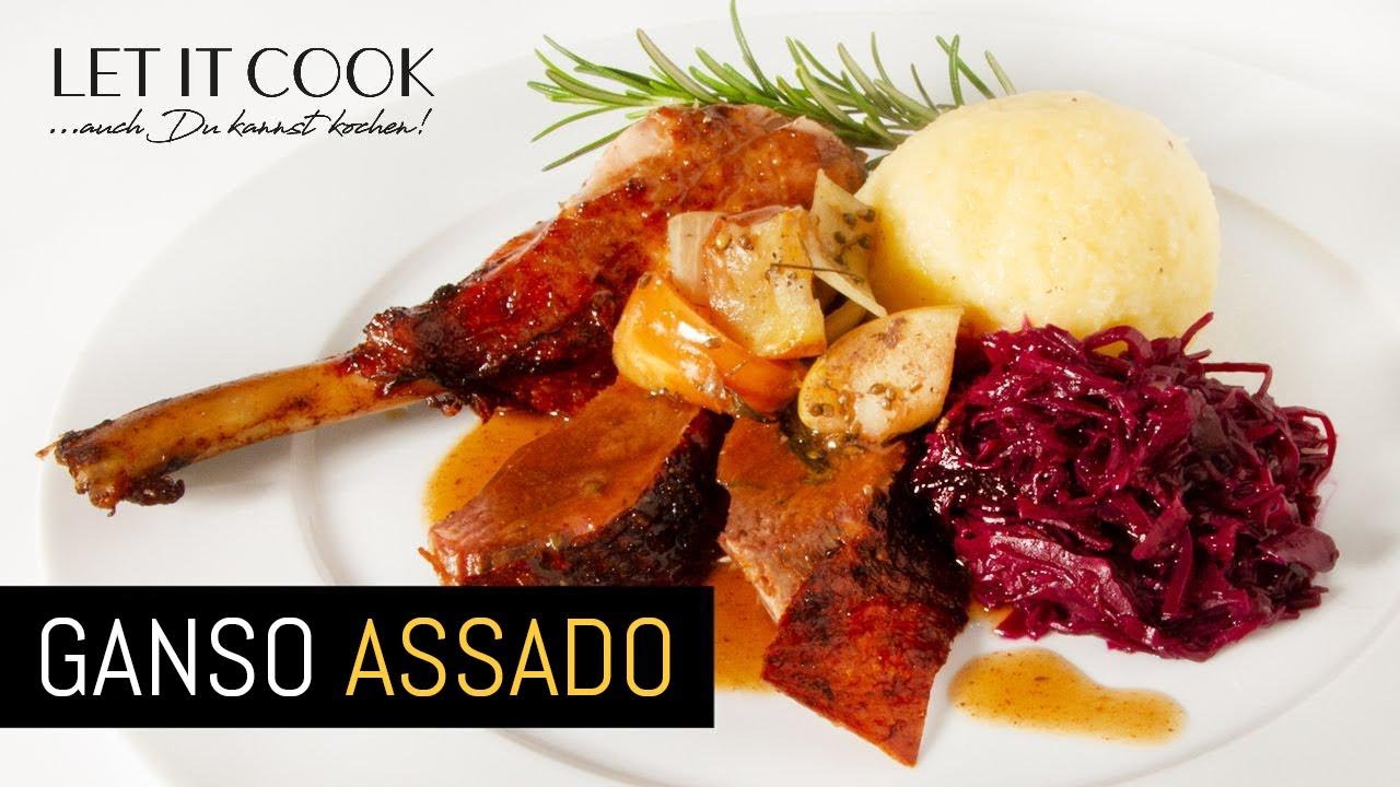 Ganso assado com chucrute roxo e bolinho de batata