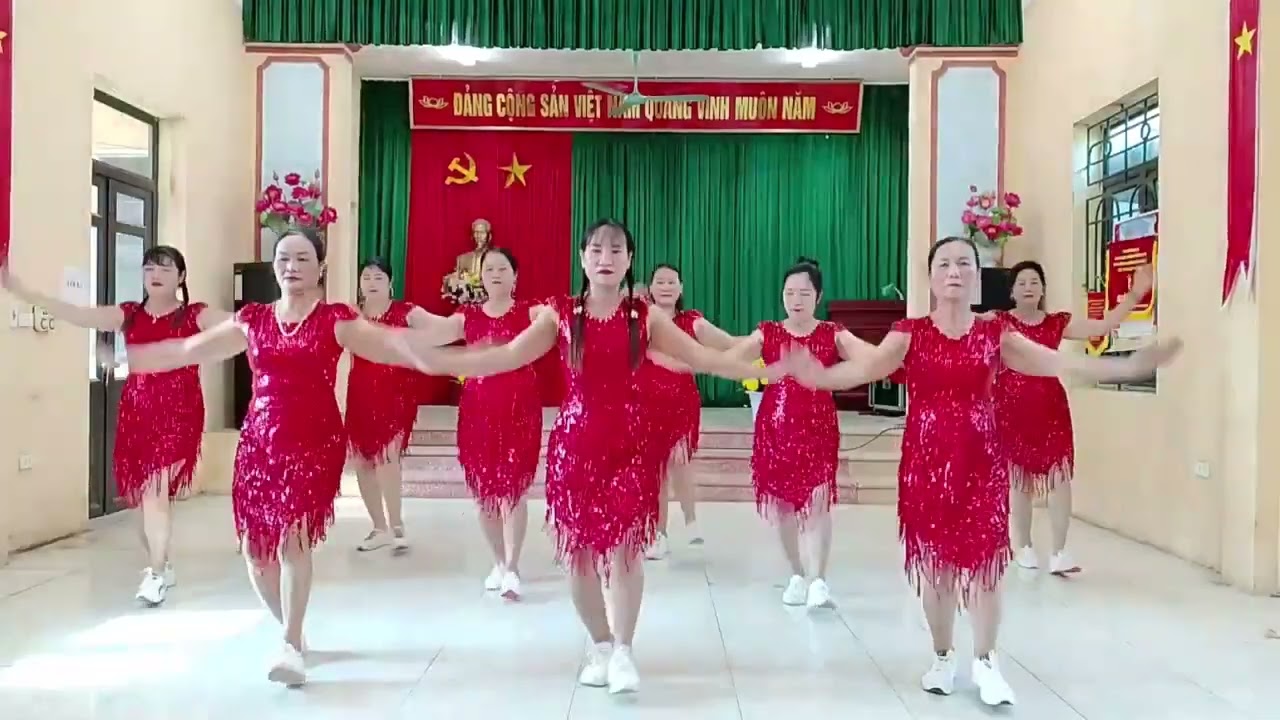 Đội Văn nghệ ,Đội Dân Vũ Chi hội phụ nữ thôn Đào Lâm thể hiện tiết mục bài Tuổi mộng xứ Đồng