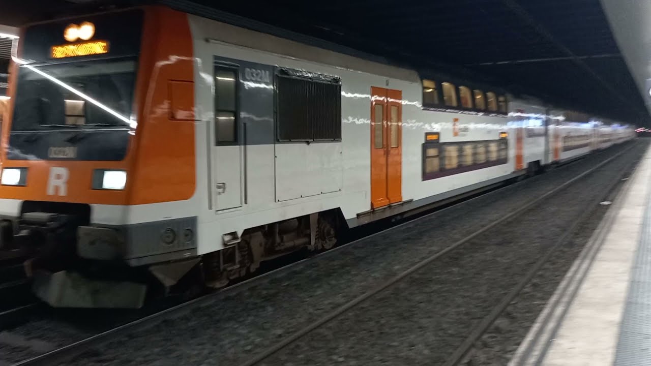 UT. 450 rodalies renfe l&iacute;nea R2 sud saliendo hacia St. Vicen&ccedil; desde Passeig de Gr&agrave;cia